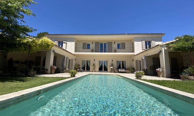Nord House | Bastide 450 m2 air-conditioned 5min walk to historic center heated pool