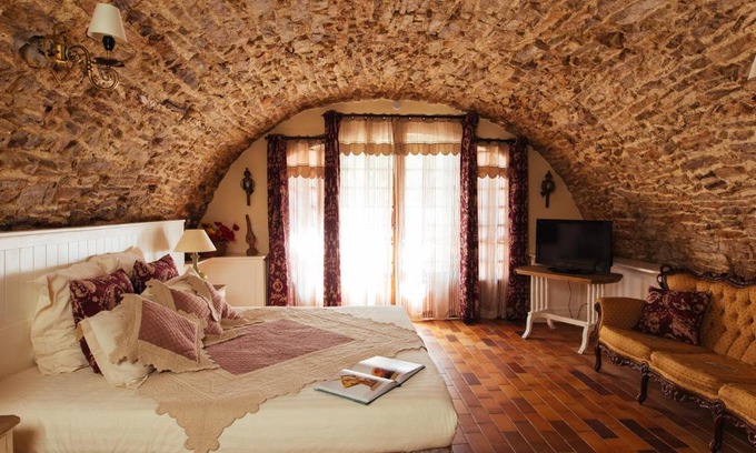 Besse-sur-Issole Hotel | Bastide Avellanne