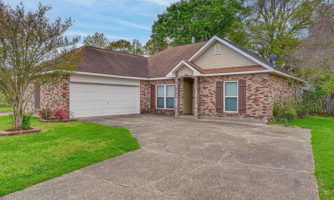 Broadmoor House | Baton Rouge Retreat w/Patio, Grill & Fire Pit!