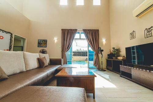 Batu Pahat Villa | Batu Pahat Santalia Villa 4BR 12pax Private Pool by Our Stay