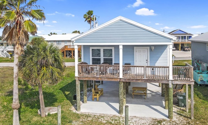 Fort Morgan House | Bay Front Cottage, relax and fish!