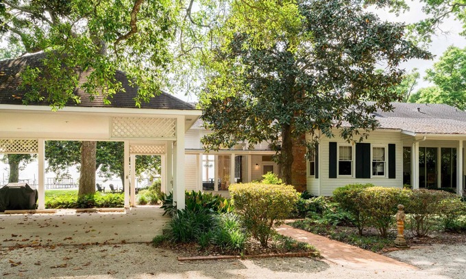 Point Clear House | Bay House Scenic Retreat