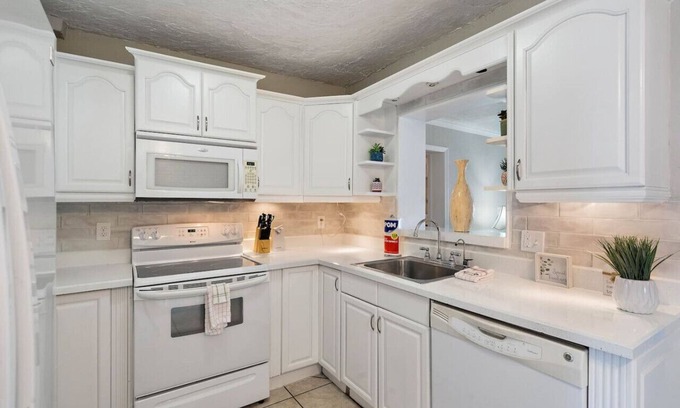 South Pinellas Community Council House | Bay Pines Hideaway 4 BD|3 BA with Pool