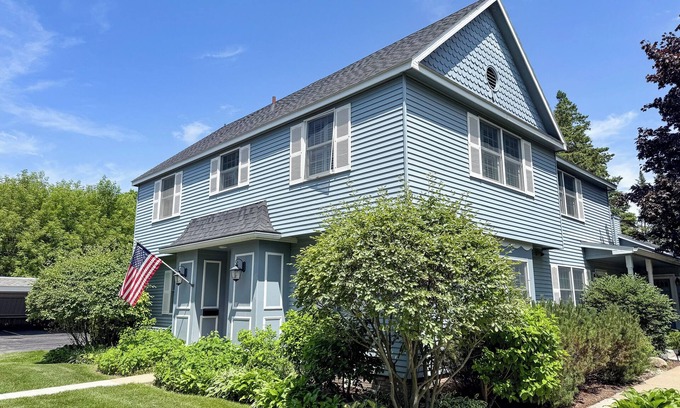 Harbor Springs House | Bay Springs #7 - Charming Harbor Springs Townhouse - Walk to downtown