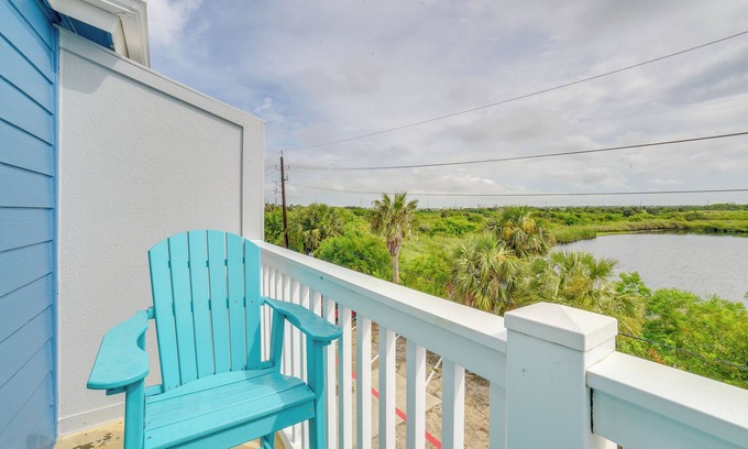 Galveston Condo | Bay View, Pool Access: Romantic Galveston Retreat!