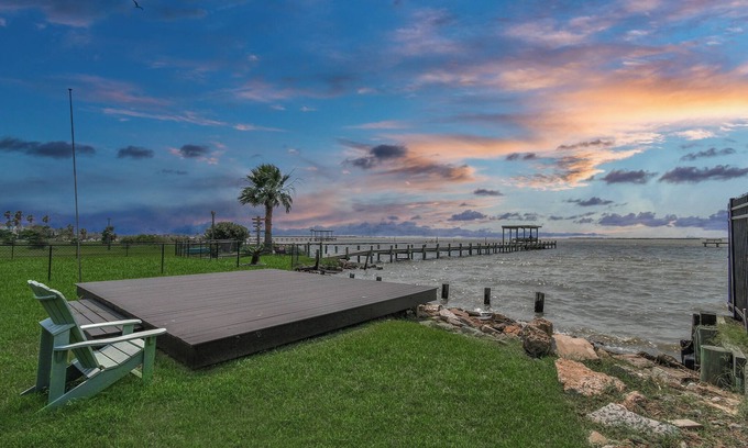 Dickinson House | Bayfront Breeze - Waterfront home right on Dickinson/Galveston Bay!