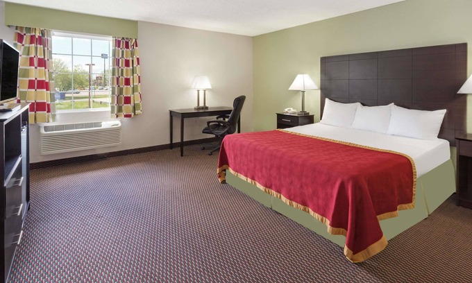 Beloit Hotel | Baymont by Wyndham Beloit