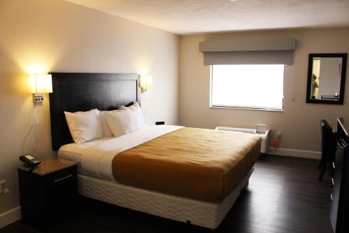 Amistad National Recreational Area Hotel | Baymont by Wyndham Del Rio