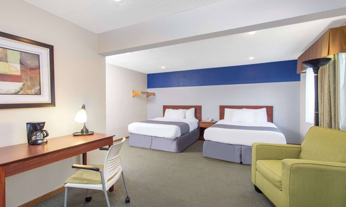 Dubuque Hotel | Baymont by Wyndham Dubuque