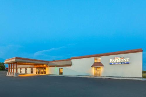 Jamestown Hotel | Baymont by Wyndham Jamestown Conference Center & Water Park