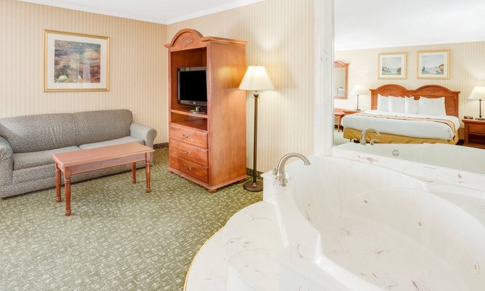 Kalamazoo Hotel | Baymont by Wyndham Kalamazoo East