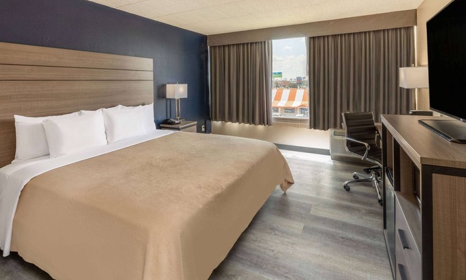 Bonanza Hotel | Baymont by Wyndham Laredo