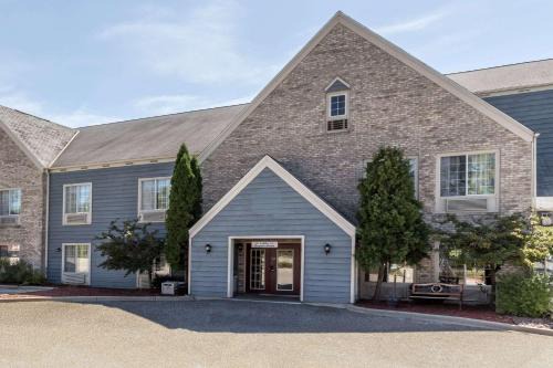 Mequon Hotel | Baymont by Wyndham Mequon Milwaukee Area