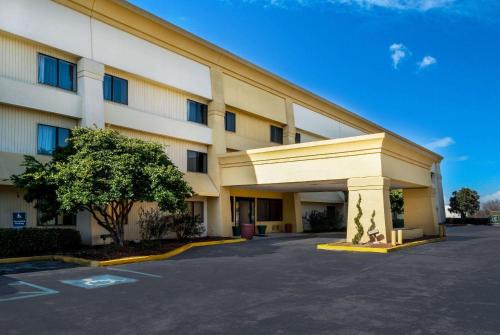Meridian Hotel | Baymont by Wyndham Meridian