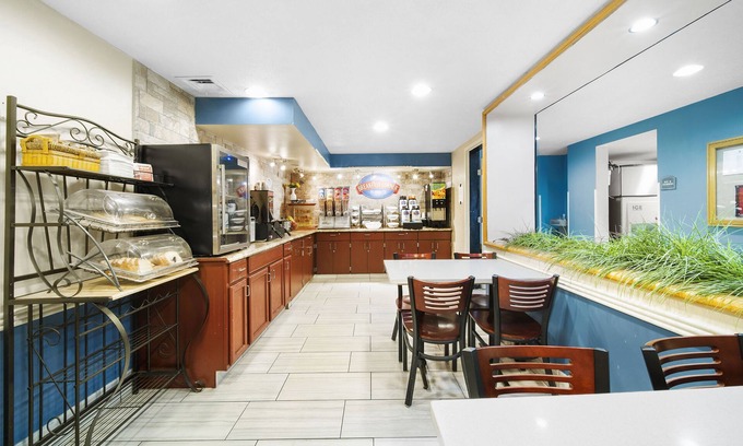 Muncie Hotel | Baymont by Wyndham Muncie Near Ball State University