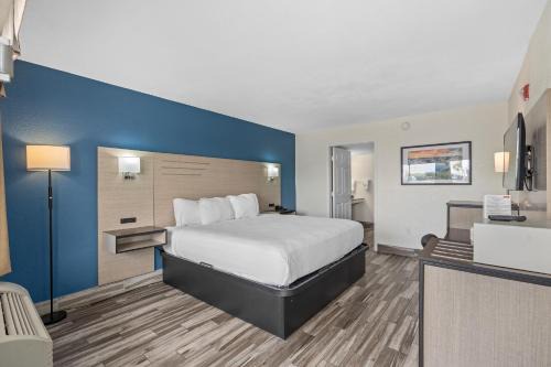 West Colonial Hotel | Baymont by Wyndham Orlando Downtown
