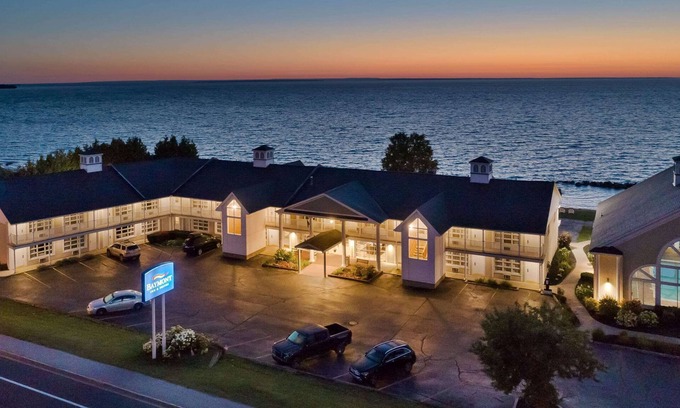 St Ignace Hotel | Baymont by Wyndham St. Ignace Lakefront