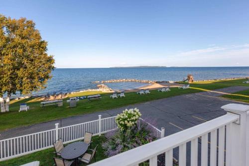St Ignace Hotel | Baymont by Wyndham St. Ignace Lakefront