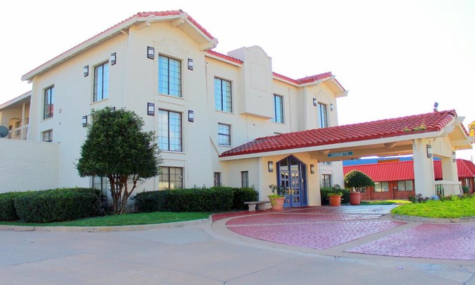 South Tulsa Hotel | Baymont by Wyndham Tulsa Broken Arrow