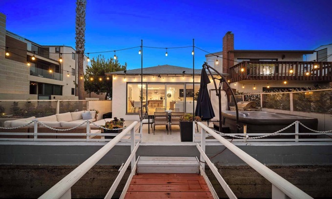 West Newport House | Bayside Getaway – Waterfront!