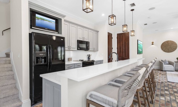 Baytowne Wharf Condo | Baytowne Wharf/Sandestin resort - steps to shopping, restaurants, events & fun!