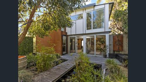 Inverloch House | Bayview Escape - linen included, pet friendly!