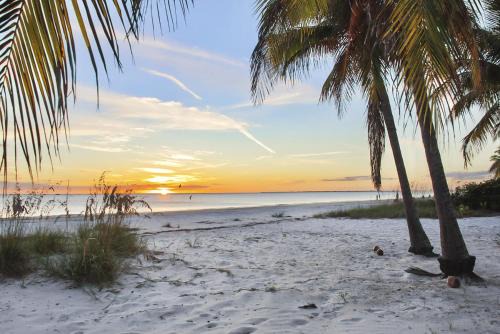 Fort Myers Beach House | Bayview Sunset Getaway A by Sun Palace Vacations