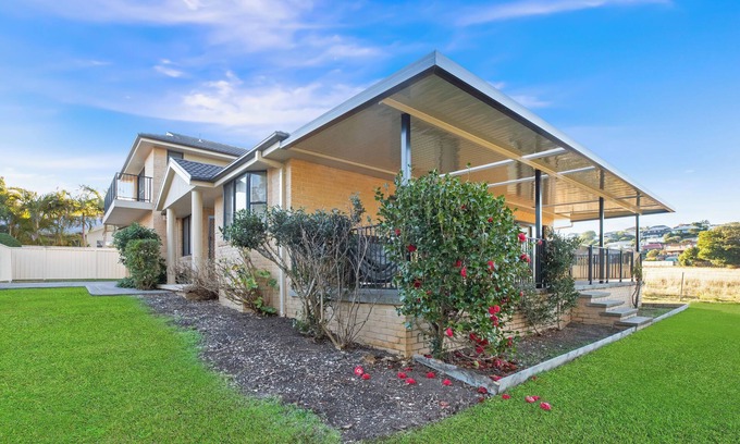 Black Head House | Baywood Breeze - 4 Bedroom Holiday House - Black Head/Forster