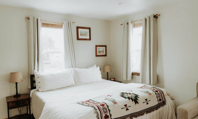 Baywood Park House | Baywood Cottage #1 | Walk to Bay | Dog Friendly