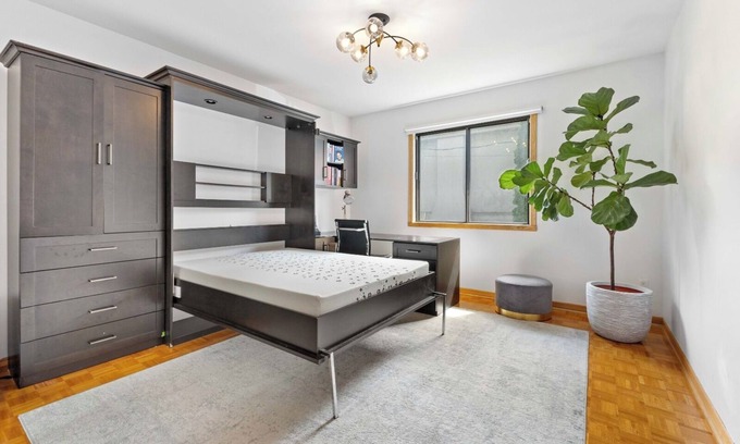 LaSalle House | BBQ| Free Parking | 15min to Downtown | Gym