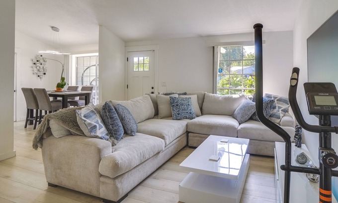 Lake St. George House | BBQ Ready Retreat w/Pool Access in Palm Harbor