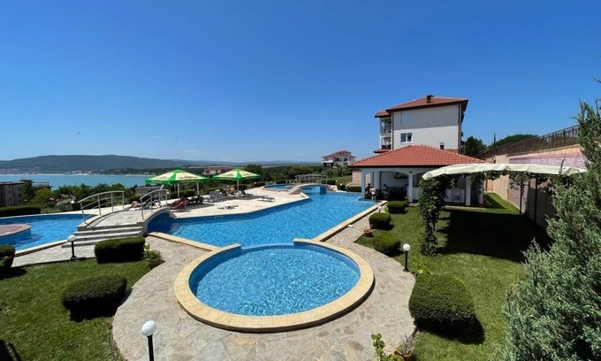 Byala Apartment | BBS52: Apartment, Byala Black Sea Resort: seaview, 2 Bedr., balcon,pool,airc.w/c