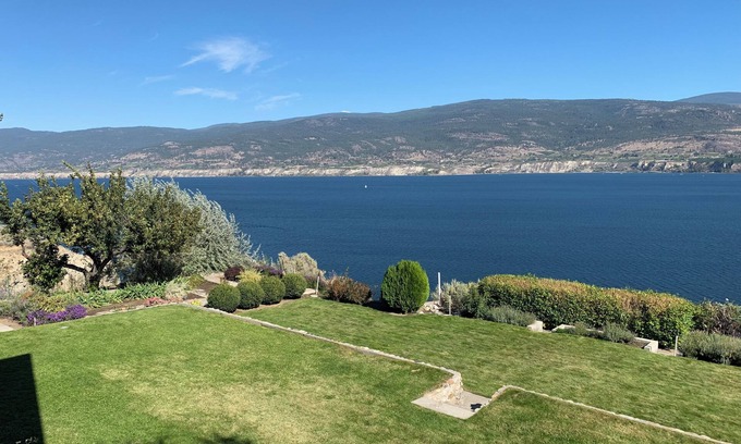 Okanagan-Similkameen House | BC STR Registry No. H795481396 nExplore Fall Wine Touring & 30 min. to Ski Apex