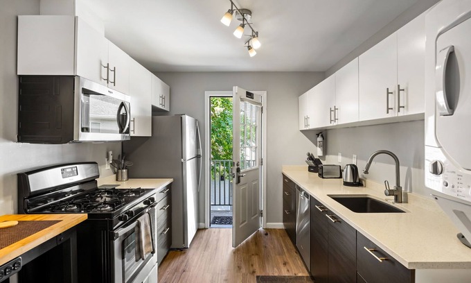 Atlantic Station Area Apartment | (BC2bL) Cute Condo, Walkable to Midtown, 1 Block from MARTA