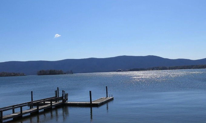 Smith Mountain Lake House | Be Our Guest - Big Lakefront Townhome!