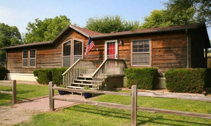 Kearney House | Be Well Bunkhouse - Tranquil Home with Rustic Charm & Homey Touches