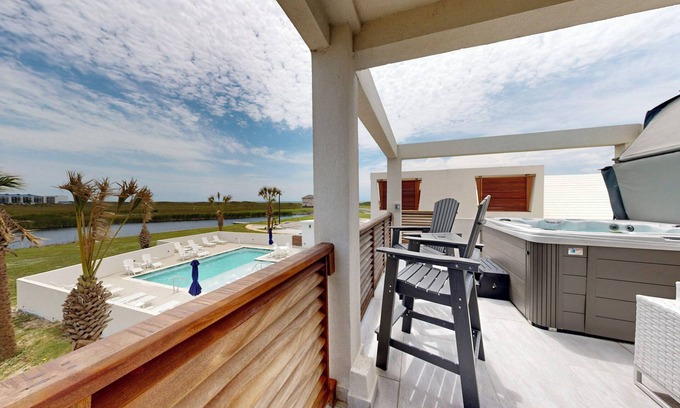 Port Aransas House | Beach Access, Private Hot Tub, Shared Pool