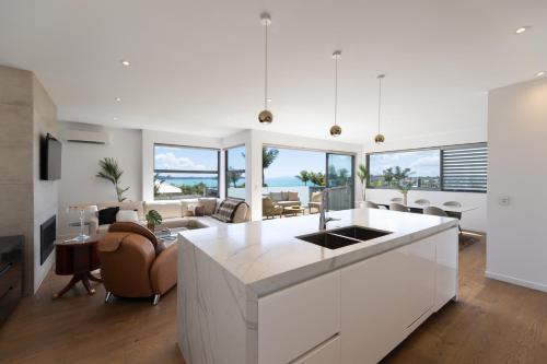 Kohimarama Villa | Beach bliss-Modern luxury holiday home at Kohimarama