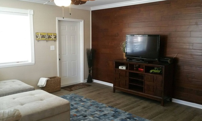 Pompano Beach Condo | Beach Block Bungalow, everything you need for a great get away Quiet and safe