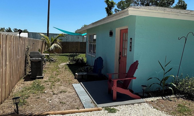 Laurel House | BEACH & Boat Ramp 2 Miles Away, Sarasota Memorial Hosp 2 Miles, Publix 1/2 Mile