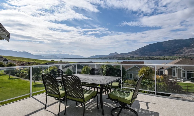 Okanagan-Similkameen House | Beach, boatslip, 2 pools, 2 hottubs, 4 bdrm house sleeps 12