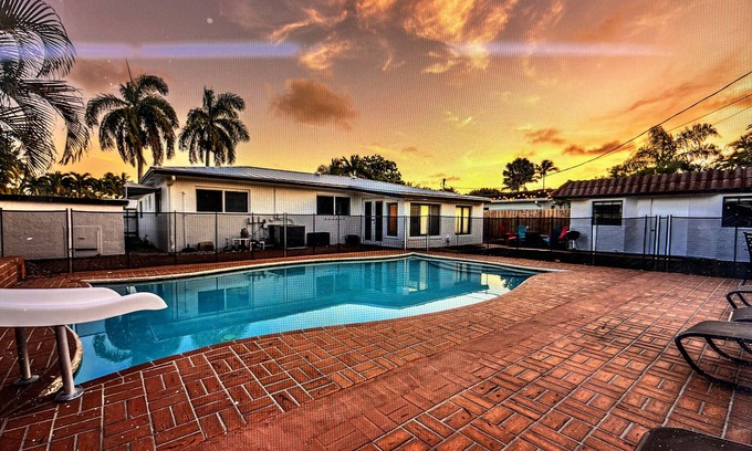 Pompano Beach House | Beach Breeze Inn – Theater, Pool & Arcade, Close to Ocean