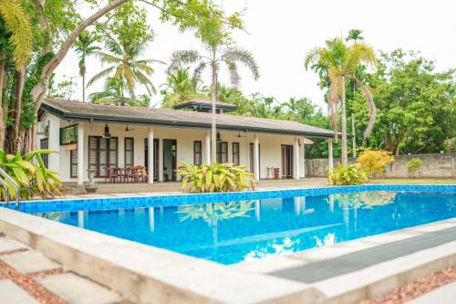 Aturuwella Villa | Beach Club Bungalow Induruwa