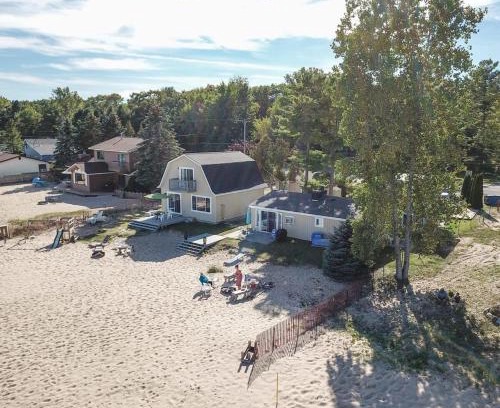 Oscoda House | Beach Club of Oscoda - All 4 Beachfront Cottages