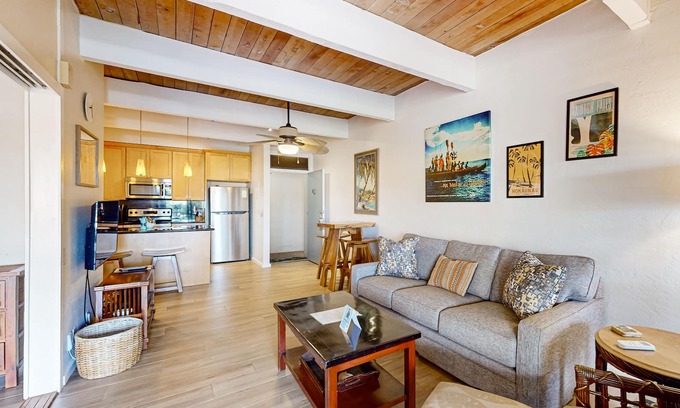 Kailua-Kona Condo | Beach condo with shared pool & hot tub/private lanai - near beaches/restaurants
