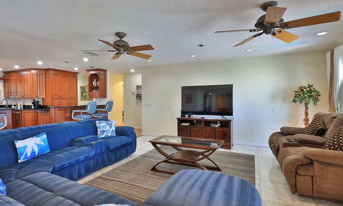 Daytona Beach Condo | BEACH DAZE.4 BR 4 BA Seaside Condo, Heated Pool, Across Street from BEACH Access