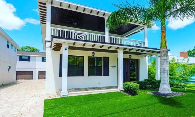Gillespie Park House | Beach Downtown Pet-friendly @ The Park Home-635