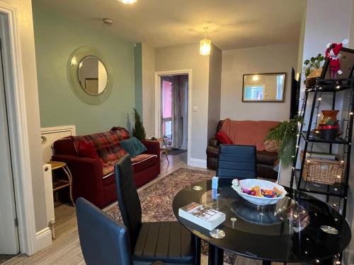 Margate Apartment | Beach Dreamland Restaurants nearby- sunny garden