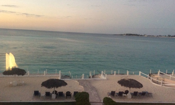 Nassau Apartment | Beach front apartment with garden and direct access to a private beach and
