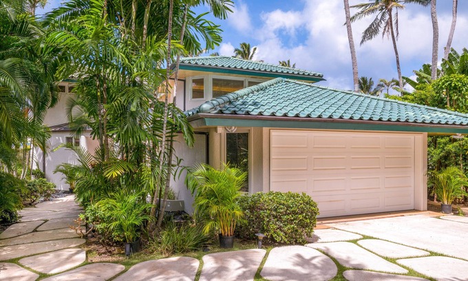 Waimanalo Beach House | BEACH FRONT HOME/5 MASTER SUITES/LANAI/7 BATHROOMS/CENTRAL AIR CONDITIONING
